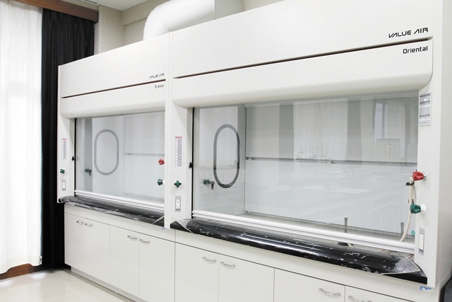 化学実験室内にあるドラフトチャンバー（局所排気装置）。充実した設備の数々で、より本格的な実験を行うことができる