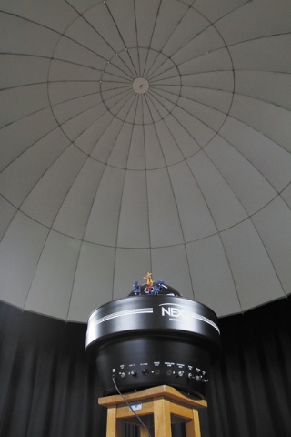 プラネタリウム。天体望遠鏡も数台を配備している