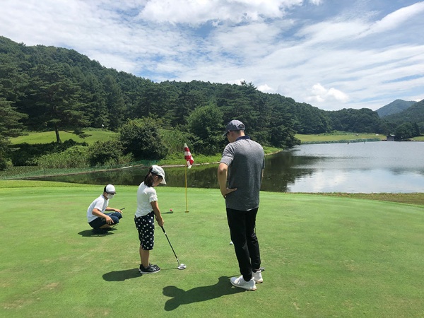 4年前から始めた趣味のゴルフ。最近は子どもたちと共に夫に教えてもらうことも。「写真はパターゴルフをした時のものです。いつか4人でラウンドできる日が楽しみです」（平岡さん）