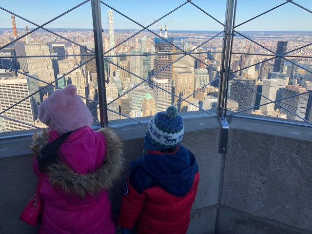 NYのエンパイア・ステート・ビル展望台から、マンハッタンを眺める子どもたち