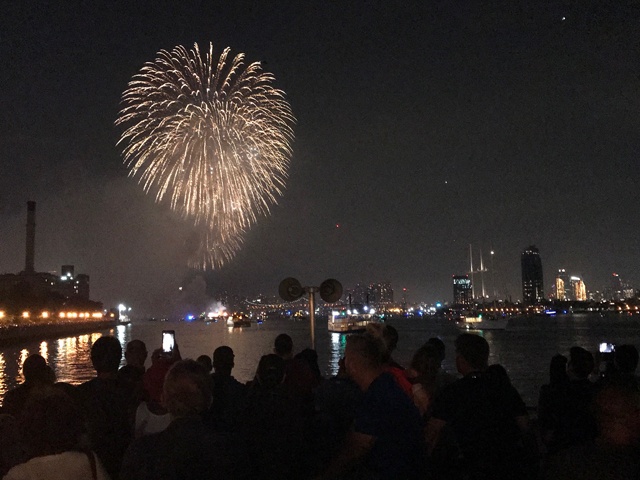 米国独立記念日で、イーストリバーの船上から見た花火