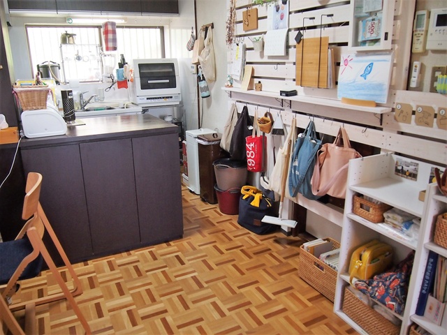 和田さん宅のキッチン。右側の白い木材部分がDIYで和田さんが作った壁面収納
