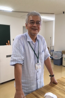 公立小学校で図工専科教員として30年勤務経験もある帝京大学教育学部教授の辻政博さん