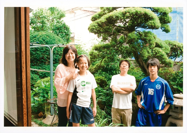 築50年の古民家で賑やかに暮らしていたときに、庭で撮影した家族4人の写真。「長男も長女もサッカーに夢中でした」