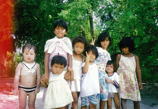 カオハガン島に行ったとき長女（左端）はまだ2歳。「すぐに地元の子どもたちと打ち解けて、大はしゃぎでした」