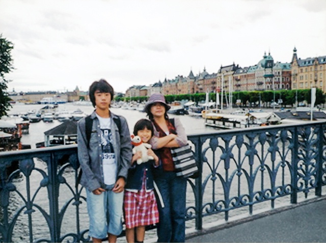 家族でスウェーデンを訪れたときの大平さんと長男、長女。「家族の誰かがシャッターを切るので、海外旅行で4人揃った写真がほとんどないのが残念」