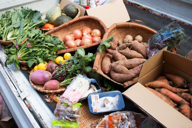地元でとれた味の濃い野菜、体にやさしい食材や調味料が積まれた軽トラック