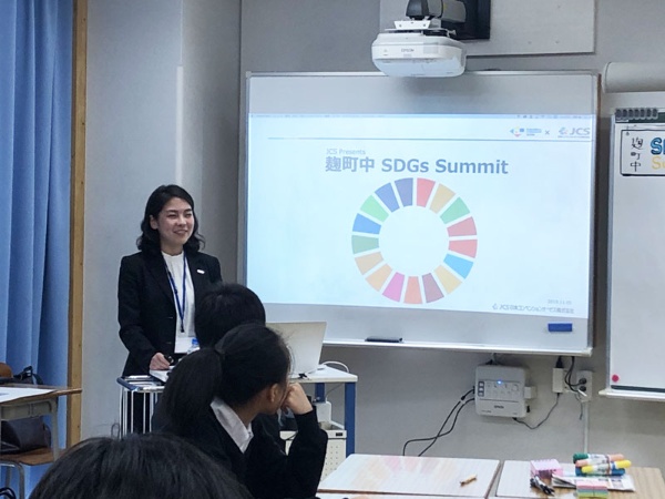 SDGsについて解説する、日本コンベンションサービスのスタッフ