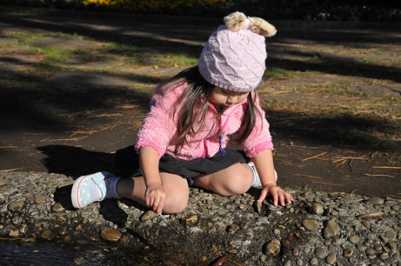 川原に座り、ごつごつした石の感触や水の冷たさを感じることも、子どもにとっては発見。そこから新しい遊びが見つかることも