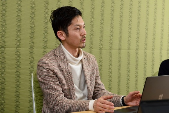 日本マイクロソフト　Surface ビジネス本部 Product Marketing Manager 永井 健多 さん。愛用するのはSurface Laptop 2。
