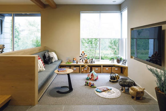 積水ハウスが提案する、床を一段低くしたリビング空間の「ピットリビング」。人にはくぼみの部分に自然と集まるという習性があることが分かっています。その点を活かしつつ、段差を机や椅子として使ったり、床に寝転んだり、子どもが自由な発想で空間を使うことができます