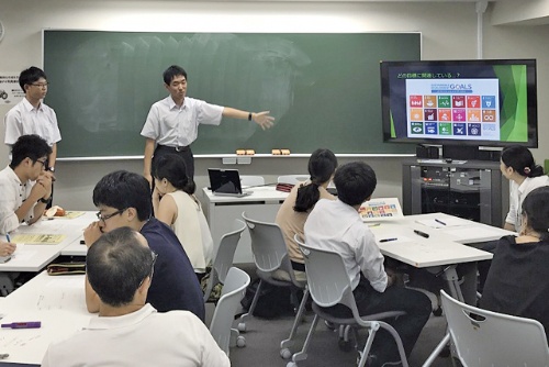 「KSプロジェクト」は、教科の枠を超えた、生徒の興味・関心を掘り起こす講座<br>（上）最も人気がある「プログラミング講座」ではiPhoneのアプリ開発を行う<br>（下）「SDGsゼミ」における生徒たちによるワークショップ形式の授業–