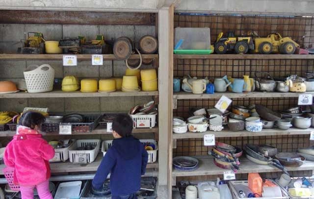 子どもが好きな道具を使って自由に遊べるように、分類して整理整頓された棚。横浜市の川和保育園