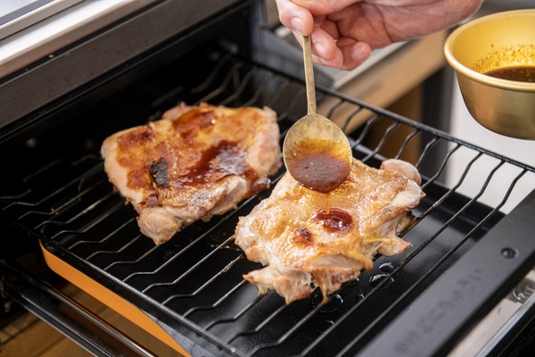 鶏肉を焼く前にたれを塗ってしまうと表面が焦げついてしまう。お肉に火が通ってから、たっぷりと表面全体にたれを塗り、仕上げに1～2分焼く