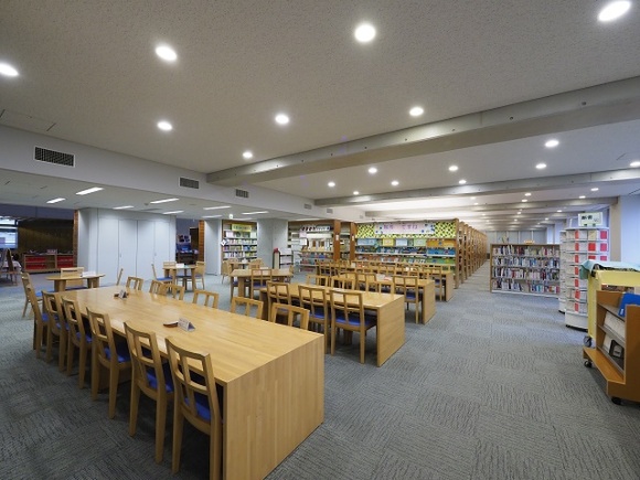広い図書館は2層になっている。上層階に自習室がある
