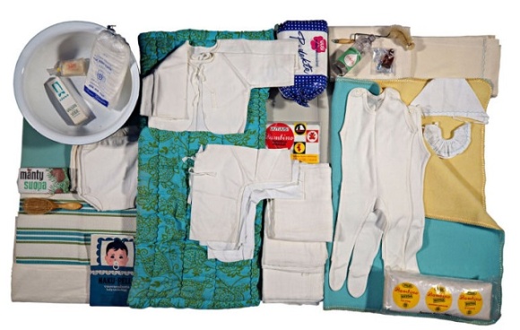 フィンランドでは母親手当の一つとして、社会保険庁から赤ちゃん用品の詰め合わせ「育児パッケージ」が妊婦に贈られます。これも妊婦健診の動機付けになっているようです。（写真提供：横山美江）