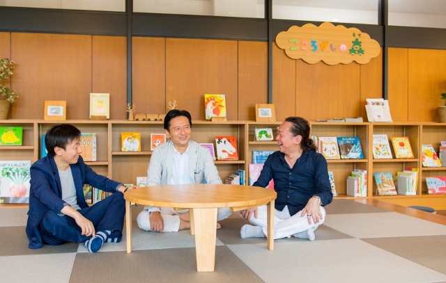 鼎談は「佐賀県立図書館　こころざしの森※」で行われた。普段は親子連れが絵本を楽しむ畳敷きのスペース。育児や働き方の課題について盛り上がる3人。※「こころざしの森」の「森」の字は3つの「本」の字で校正した創作漢字
