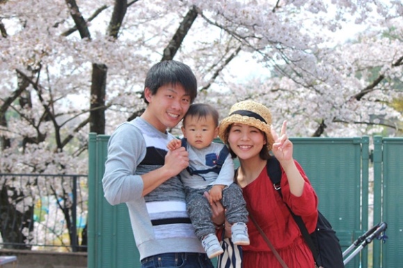 廣瀬さんファミリーは、桜も楽しめる犬山市の「日本モンキーパーク」でパチリ
