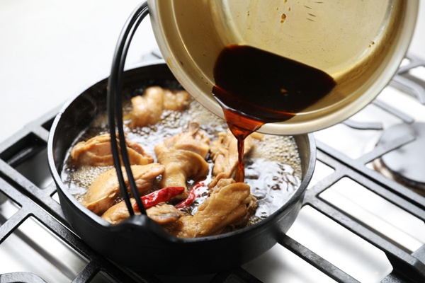 鶏肉が焼き上がったら、お水を加え、さらに残りの漬け汁を入れて煮立たせる