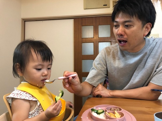 育休を取得した日本生命保険人材開発部課長代理の黒岩洋貴さん。食事の時間が特に大変で、1歳の次女がなかなか食べてくれず、夕飯に2時間以上かかったことも