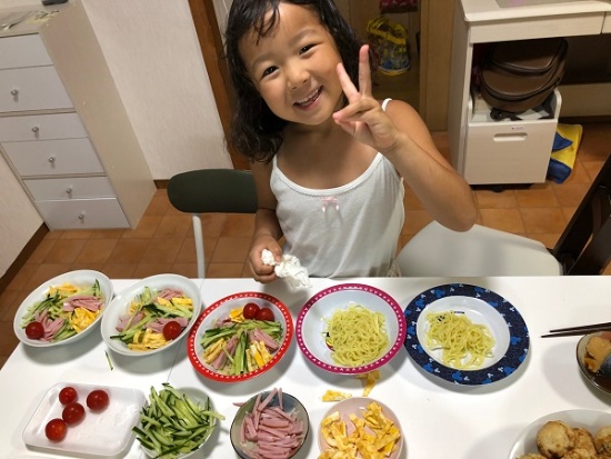 料理を手伝う槻並さんの長女。育休中、槻並さんは食事には特に力を入れ、自身なりに栄養バランスを考慮しながら献立を考えたという