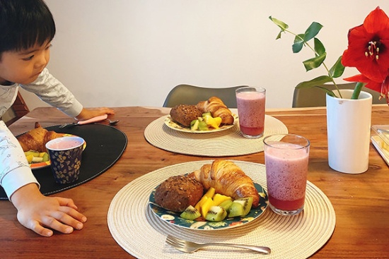 4歳の息子さんにはフローズンベリーとアーモンドミルク、アガペシロップを合わせてスムージーに。朝食にもたっぷり野菜やフルーツを取り入れているそう（池原さん撮影）