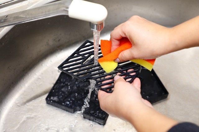 水切り板と水受け皿は、台所用中性洗剤で洗います