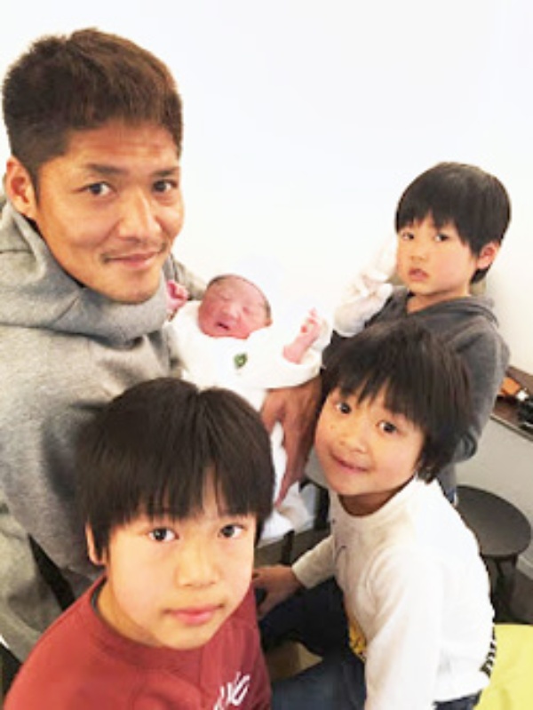 大久保嘉人 男子4人のパパ 妻との連携プレー 3ページ目 日経xwoman 大久保嘉人 男子4人のパパ 妻との連携プレー 3ページ目 日経xwoman