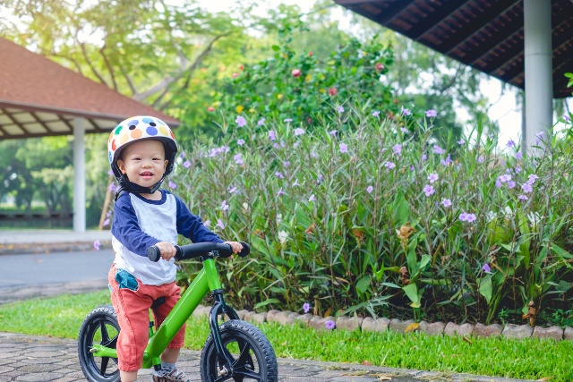 初めて乗り物玩具はバランスバイクいう子どもが増えている（写真はイメージです）
