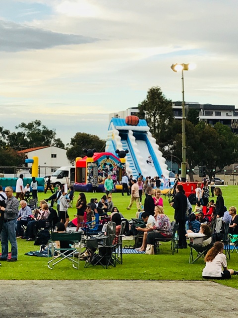 近所の公立中学校で行われた、生徒による野外演奏会。演奏が始まるまでの間、親たちは席取り、子どもらは空気で膨らませた巨大滑り台で大はしゃぎ。この空気で膨らませる巨大遊具はオーストラリアのイベントによく登場します。海に浮かべるバージョンも。