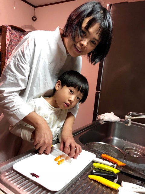 宮木さんの息子さんのこうたろうくんは、ちょうど4歳。人生初の包丁……私たち親のほうがドキドキしてしまいます！