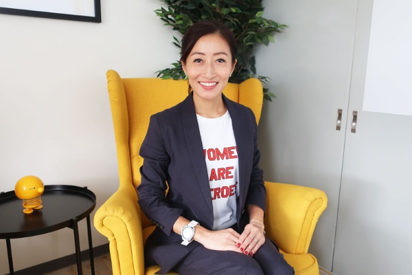 日本初の「コーポレートコンシュルジュ」サービスを立ち上げたマニヤン麻里子さん。実は、ジャケットの下に着ているTシャツには「WOMEN ARE HEROES」の文字が。その言葉通り、世の女性たちに寄り添い、「日本における女性たちの働きにくさの改善」を目指す