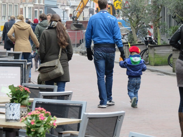 オランダの冬の風物詩「シンタクラース」に関する帽子をかぶった子ども