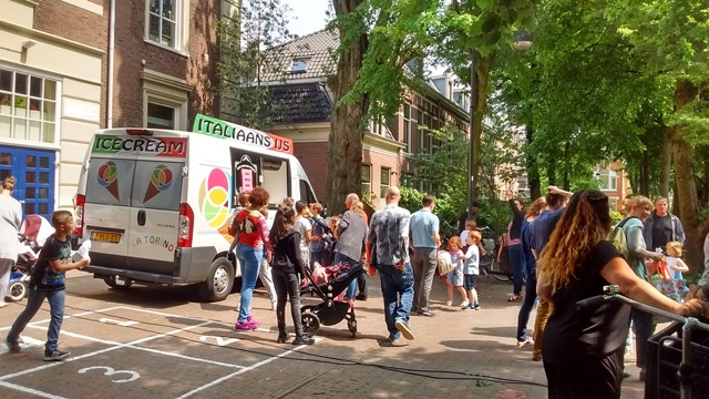 オランダの小学校のイベントには、平日でも保護者が大勢参加する