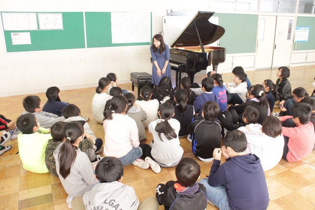 仲道さんが宮城県七ヶ浜町の小学6年生向けに開催しているワークショップの様子
