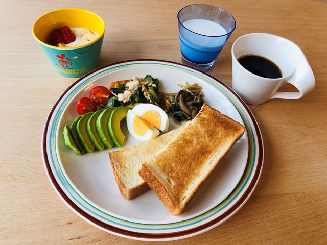 実は調理師免許も持っているという岡﨑さんの作る朝食は、まるでホテルの朝食のように豪華。栄養バランスも考えられていて見た目も美しい。岡﨑さん提供写真