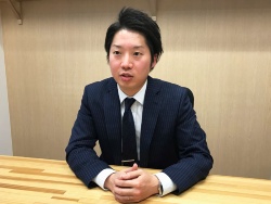 名古屋支社に勤務する、営業職の西岡尚輝さん。理想的なライフワークバランスが取れそうな職場環境にも魅力を感じ、2017年、転職先として同社を選んだ