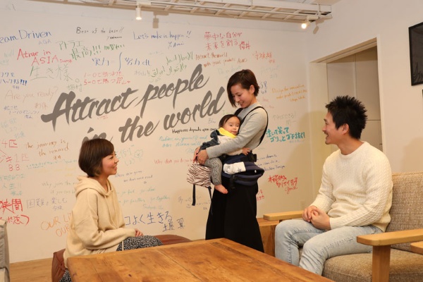 左から、佐久本侑里さん、南香菜絵さん、佐久本さんの夫である平井雅史さん