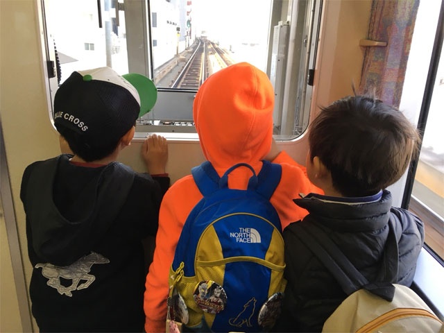 お友達とお出かけする男子3人。やっぱり電車は先頭に乗って大はしゃぎ