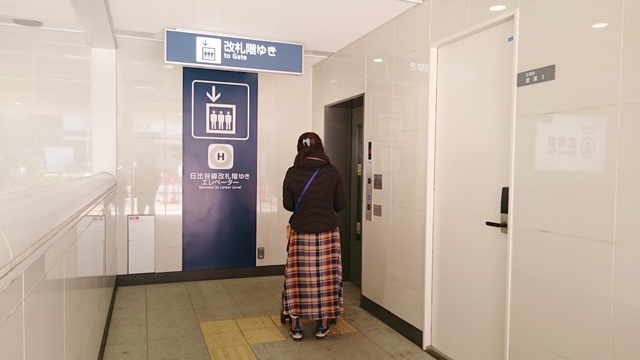 広尾駅唯一のエレベーター。このエレベーターのある4番出口は2016年に新設されたとあって新しい