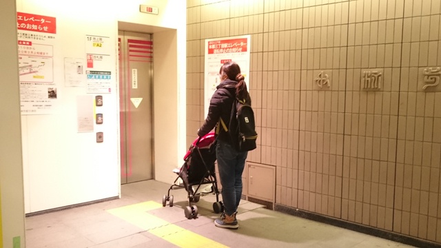 都営大江戸線国立競技場駅の改札階から「A2」出入り口に出られるエレベーター。改札から目視できず目立った案内看板もないので要注意