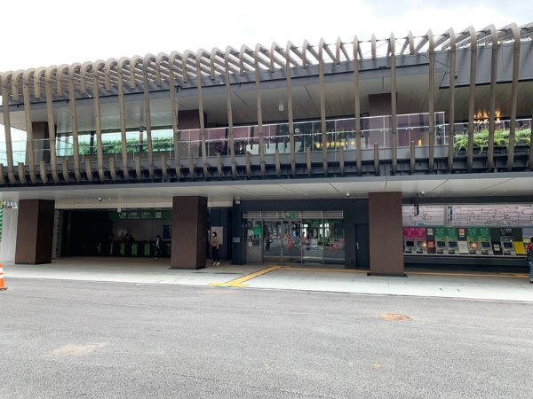 新装した公園口外観。改札から出たところの段差がなくなり、上野公園や動物園方面のアクセスも向上した。以前はコンコース内にあったインフォメーションセンターは公園改札の隣に移転