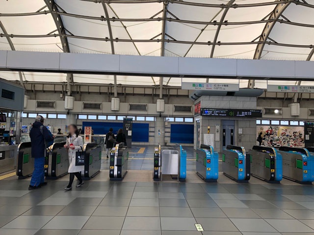 東京臨海高速鉄道りんかい線の国際展示場駅。改札奥の右側にはエレベーターが見える。ベビーカーでもすぐに改札からホーム階へと降りられる