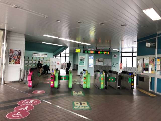 葛西臨海公園駅の改札。構内が広々としているほか、地面に大きく案内が描かれ分かりやすい