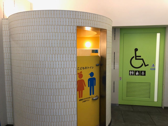 改札階のトイレエリアの入り口に設置された「こどもトイレ」。駅ではなかなか見ることがないが、あるととても便利