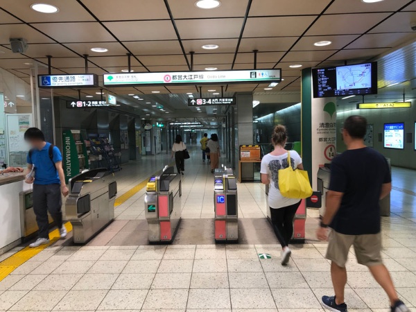 都営大江戸線清澄白河駅の改札口。構内はフラットで広く、見通しがよい 
