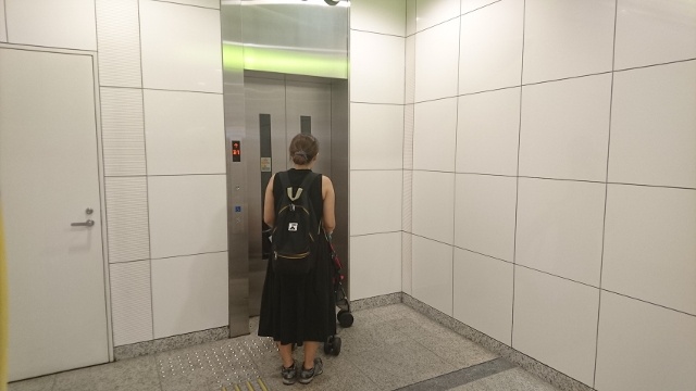 改札階から「ららぽーと豊洲」最寄りの1C番出入り口へ向かうエレベーター。改札からは少し離れた場所にある