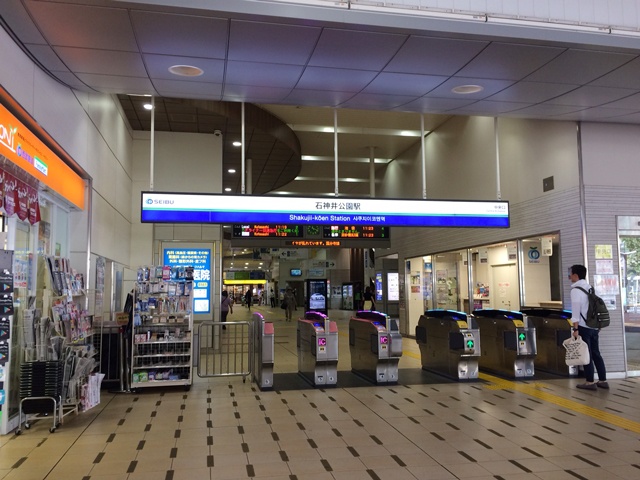 石神井公園駅の中央口。駅は新しく、フラットで広々としており、子連れが多かった