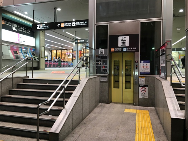 東急大井町線・JR京浜東北線の改札がある西口入口のエレベーター。8段ほどの段差を解消するために設置されている