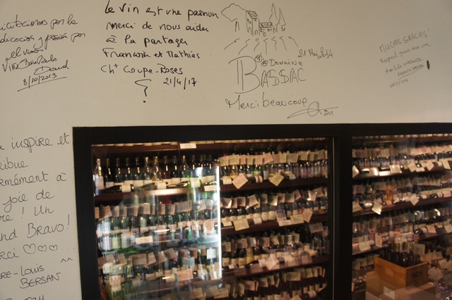 ワインセラーの表の壁にはこの店を訪れた生産者たちのメッセージがたくさん